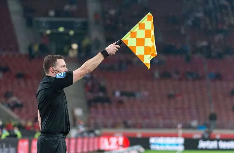 Trọng tài biên phát hiện việt vị